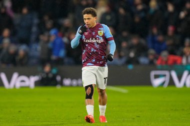 Burnley 'den Manuel Benson 17 numara, 17 Aralık 2022' de Burnley ile Middlesbrough arasında oynanan Sky Bet Şampiyonası maçında 1-1 'lik skoru kutluyor.