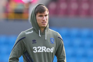Middlesbrough # 17 numaralı Paddy McNair, 17 Aralık 2022 'de Burnley ile Middlesbrough arasındaki Gökyüzü İddia Şampiyonası maçından önce sahada inceleme yapıyor.