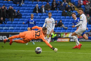 Blackpool 'dan Daniel Grimshaw topun Cardiff City' nin 6 numaralı Ryan Wintle maçında Cardiff City - Blackpool maçında Cardiff City Stadyumu, Cardiff, İngiltere, 17 Aralık 2022