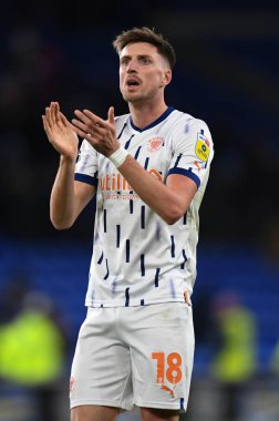 Blackpool 'dan Jake Beesley 17 Aralık 2022' de Cardiff City Stadyumu 'nda oynanan Sky Bet Şampiyonası maçında gezgin taraftarları alkışlıyor.