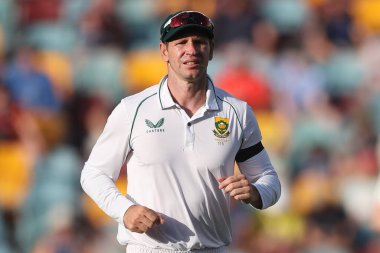 Güney Afrikalı Sarel Erwee 17 Aralık 2022 'de The Gabba, Brisbane Ground, Brisbane, Avustralya' da Avustralya - Güney Afrika maçında NRMA Sigorta Test Serisi 'ne bakıyor.