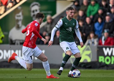 Plymouth Argyle orta saha oyuncusu Danny Mayor (10), 17 Aralık 2022 'de İngiltere' nin Plymouth kentinde oynanan Sky Bet 1 karşılaşmasında pas arıyor.