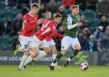 Plymouth Argyle orta saha oyuncusu Danny Mayor (10) Gp / trio of Morecambe defansı Sky Bet League 1 maçında Plymouth Argyle Morecambe 'ye karşı Home Park, Plymouth, Birleşik Krallık, 17 Aralık 2022