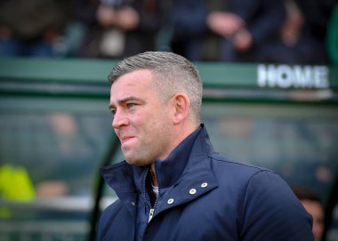 Plymouth Argyle Müdürü Steven Schumacher, 17 Aralık 2022 'de İngiltere' nin Plymouth kentinde oynanan Sky Bet Lig 1 karşılaşmasında Plymouth Argyle ve Morecambe maçında yedek kulübesinde mutlu görünüyor.
