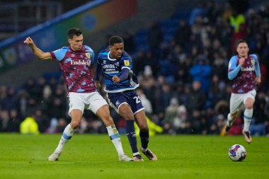 Middlesbrough 'dan Chuba Akpom # 29, Burnley' nin 17 Aralık 2022 'de Middlesbrough' a karşı oynadığı Gökyüzü İddia Şampiyonası maçında Burnley # 4 ve Jack Cork 'un baskısı altında çekim yapıyor.