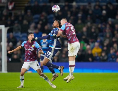 Middlesbrough 'dan Chuba Akpom # 29, Burnley - Middlesbrough maçı sırasında Burnley' den Taylor Harwood-Bellis # 5 ile Turf Moor, Burnley, Birleşik Krallık 'ta 17 Aralık 2022' de oynanan karşılaşma için yarışır.