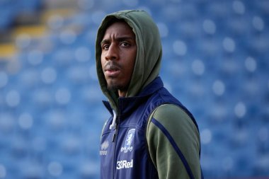 Middlesbrough 'dan Isaiah Jones 17 Aralık 2022' de Burnley ile Middlesbrough arasındaki Gökyüzü İddia Şampiyonası maçından önce sahaya bakıyor.