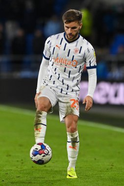 Blackpool 'dan Luke Garbutt # 29, Cardiff City Stadyumu' ndaki Cardiff City - Blackpool maçında topu kontrol ediyor. 17 Aralık 2022