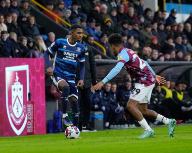 Middlesbrough 'dan Isaiah Jones # 2, Burnley' den Ian Maatsen # 29, Sky Bet Şampiyonası maçında Burnley 'e karşı Middlesbrough, Burnley, Birleşik Krallık' ta 17 Aralık 2022