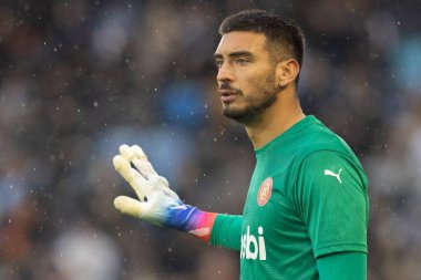 Girona 'nın 13 numaralı Paulo Gazzaniga, Manchester City' nin 17 Aralık 2022 'de Etihad Kampüsü' nde Girona 'ya karşı oynadığı maçta takım talimatlarını veriyor.