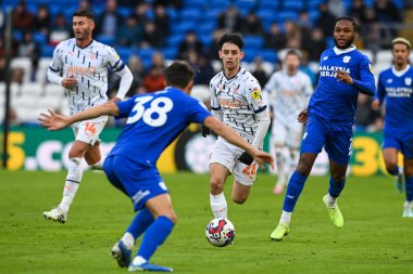 Blackpool 'dan Charlie Patino, 17 Aralık 2022' de Cardiff City Stadyumu 'nda oynanan Cardiff City-Blackpool maçında topa vuruyor.