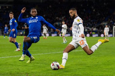 Blackpool 'dan CJ Hamilton # 22 Cardiff City Stadyumu' ndaki Cardiff City - Blackpool maçında topu geçiyor, 17 Aralık 2022