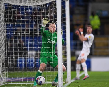 Cardiff City 'den Ryan Allsop 17 Aralık 2022' de Cardiff City Stadyumu 'nda oynanan Cardiff City-Blackpool maçında top genişliği ile mücadele ediyor.