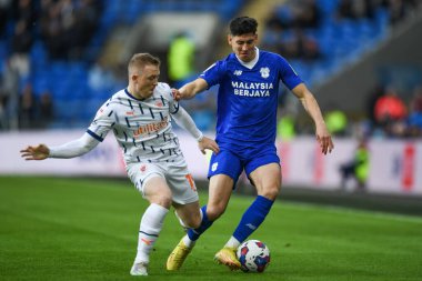 Blackpool 'dan Shayne Lavery, Cardiff City - Blackpool Stadyumu, Cardiff Stadyumu, 17 Aralık 2022' de Cardiff City - Blackpool maçında Cardiff City # 11 numaralı Cardiff City maçında Callum O 'Dowda ile mücadele etti.