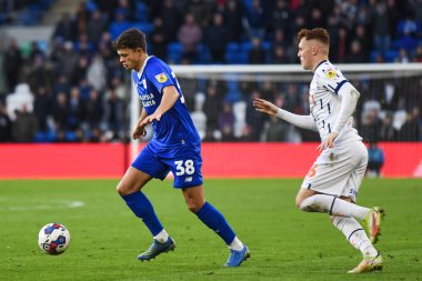 Cardiff City 'den Perry Ng # 38. Cardiff, 17 Aralık 2022' de Cardiff City Stadyumu 'nda oynanan Sky Bet Şampiyonası maçında Blackpool' lu Sonny Carey 'nin baskısı altında.