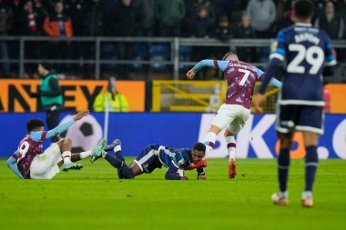 Middlesbrough 'dan Isaiah Jones 17 Aralık 2022' de Burnley 'nin Middlesbrough' a karşı oynadığı Gökyüzü İddia Şampiyonası 'nda Burnley' li Jhann Gu Mundsson 'un suratına bir tekme yedi.