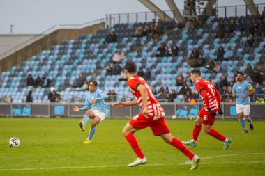 Manchester City 'den Rico Lewis 17 Aralık 2022' de Etihad Kampüsü 'nde Manchester City' nin Girona 'ya karşı oynadığı maçta pas veriyor.