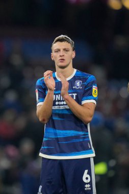 Middlesbrough 'dan Dael Fry 17 Aralık 2022' de Burnley ile Middlesbrough arasında oynanan Gökyüzü İddia Şampiyonası maçından sonra taraftarları selamlıyor.