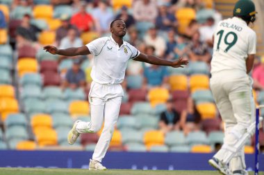 Güney Afrikalı Kagiso Rabada Avustralya 'dan Scott Boland' ı görevden aldı ve Avustralya 'nın Güney Afrika' ya karşı oynadığı The Gabba, Brisbane Cricket Ground, Brisbane, Avustralya, 17 Aralık 2022 'de NRMA Sigorta testi maçını kutluyor.