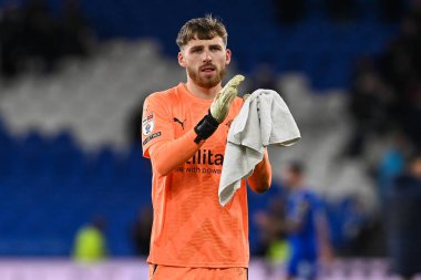 Blackpool 'dan 32 numaralı Daniel Grimshaw, 17 Aralık 2022' de Cardiff City Stadyumu 'nda oynanan Cardiff City - Blackpool maçının sonunda taraftarları alkışlıyor.