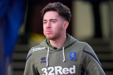 Middlesbrough 'dan Hayden Hackney 17 Aralık 2022' de Burnley ile Middlesbrough arasındaki Gökyüzü İddia Şampiyonası maçından önce sahaya bakıyor.