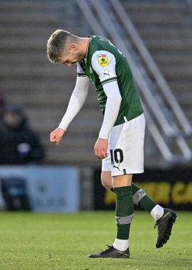 Plymouth Argyle orta saha oyuncusu Danny Mayor (10), 17 Aralık 2022 'de Home Park, Plymouth, İngiltere' de oynanan Sky Bet 1 karşılaşmasında hedefi kaçırdığı için üzgün görünüyor.