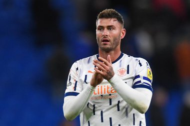 Blackpool 'dan Gary Madine 17 Aralık 2022' de Cardiff City Stadyumu 'nda oynanan Cardiff City-Blackpool maçında gezgin taraftarları alkışlıyor.