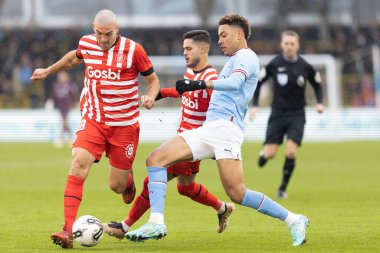 Manchester City 'den Morgan Rogers, 17 Aralık 2022' de Etihad Kampüsü 'nde Manchester City ile Girona arasındaki orta sezon dostluk maçında Oriol Romeu # 18' e meydan okuyor.