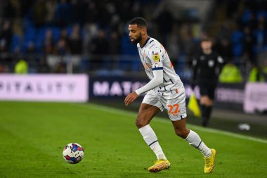 Blackpool 'dan CJ Hamilton # 22, 17 Aralık 2022' de Cardiff City Stadyumu 'nda oynanan Cardiff City - Blackpool maçında eylemde.