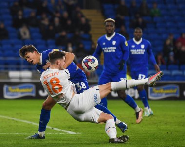 Cardiff City 'den Perry Ng # 38 ve Blackpool' dan Jake Beesley # 18 numara Cardiff City, Cardiff City Stadyumu 'ndaki Cardiff City - Blackpool maçında top için 17 Aralık 2022