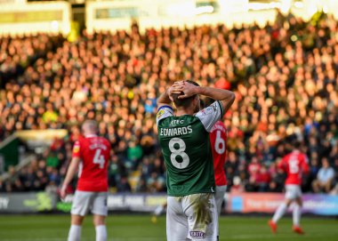 Plymouth Argyle orta saha oyuncusu Joe Edwards (8), 17 Aralık 2022 'de Home Park, Plymouth, İngiltere' de oynanan Sky Bet 1 karşılaşmasında hedefi ıskaladıktan sonra üzgün görünüyor.