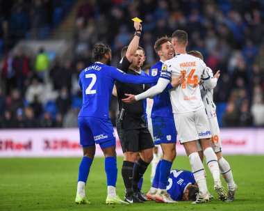 Blackpool 'dan Gary Madine, Cardiff City, Cardiff City Stadyumu' ndaki Cardiff City - Blackpool maçında Cardiff City # 38 numaralı Perry Ng maçında faul için sarı kart aldı.