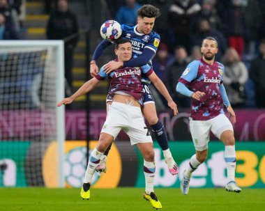 Burnley 'den 24 numaralı Josh Cullen 17 Aralık 2022' de Burnley ile Middlesbrough arasındaki Sky Bet Şampiyonası 'nda Hayden Hackney # 30 numaralı Middlesbrough maçı için yarışıyor.