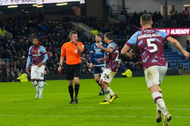 Burnley 'den Josh Cullen 17 Aralık 2022' de Burnley 'nin Middlesbrough' a karşı oynadığı Gökyüzü İddia Şampiyonası maçında hakem David Webb 'e itiraz etti.