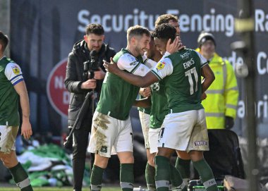 GoAL Plymouth Argyle forvet Niall Ennis (11) ve Plymouth Argyle orta saha oyuncusu Danny Mayor (10), Plymouth Argyle 'ın Home Park, Plymouth, Birleşik Krallık' ta oynadığı 1.