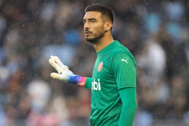 Girona 'nın 13 numaralı Paulo Gazzaniga, Manchester City' nin 17 Aralık 2022 'de Etihad Kampüsü' nde Girona 'ya karşı oynadığı maçta takım talimatlarını veriyor.
