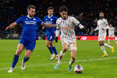 Blackpool 'un Charlie Patino # 28' i, 17 Aralık 2022 'de Cardiff City Stadyumu' nda oynanan Cardiff City - Blackpool maçında maç yapıyor.