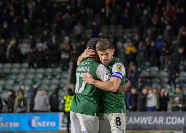 Plymouth Argyle orta saha oyuncusu Joe Edwards (8) ve Plymouth Argyle Bali Mumba (17), 17 Aralık 2022 'de İngiltere' nin Plymouth Argyle-Morecambe maçında kazandıkları galibiyeti kutladılar.