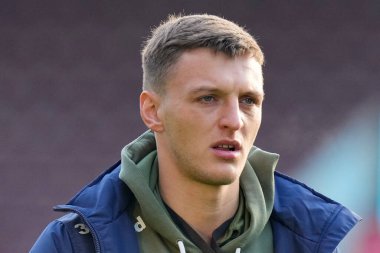 Middlesbrough 'dan Dael Fry 17 Aralık 2022' de Burnley ile Middlesbrough arasındaki Gökyüzü İddia Şampiyonası maçından önce sahaya bakıyor.
