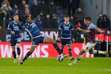Middlesbrough 'dan Chuba Akpom # 29, Burnley - Middlesbrough maçı sırasında Burnley - Burnley maçında Jack Cork # 4 ile top için yarışır.