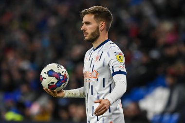 Blackpool 'dan Luke Garbutt, 17 Aralık 2022' de Cardiff City Stadyumu 'nda oynanan Cardiff City - Blackpool maçında oyuna dahil olmaya hazırlanıyor.