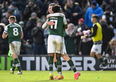 GoAL Plymouth Argyle forveti Niall Ennis (11), Plymouth Argyle forveti Ryan Hardie (9) ile 17 Aralık 2022 'de Home Park, Plymouth, İngiltere' de oynanan Sky Bet 1 karşılaşmasında 1-0 öne çıkan golü kutluyor.