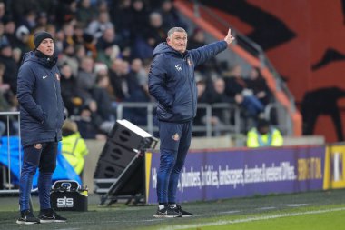 Tony Mowbray, 17 Aralık 2022 'de İngiltere' nin Hull şehrindeki MKM Stadyumu 'nda Hull City ile Sunderland arasındaki Sky Bet Şampiyonası maçında Sunderland jestlerinin yöneticisi.