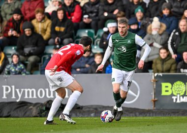 Plymouth Argyle 'ın orta saha oyuncusu Danny Mayor (10), 17 Aralık 2022' de Home Park, Plymouth, İngiltere 'de oynanan Sky Bet League 1 karşılaşmasında Morecambe kalecisi Adam Smith' i (12) yendi.