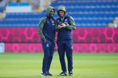 Isaiah Jones # 2 ve Ryan Giles # 3 Middlesbrough takımları, 17 Aralık 2022 'de Burnley - Middlesbrough Turf Moor, Burnley, Birleşik Krallık' ta oynanan Gökyüzü İddia Şampiyonası maçından önce sahada bir şaka paylaşıyorlar.