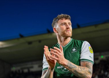 Plymouth Argyle defans oyuncusu Dan Scarr (6), 17 Aralık 2022 'de İngiltere' nin Plymouth kentinde oynanan Sky Bet 1 karşılaşmasında kazandığı galibiyeti kutluyor.