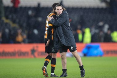 Hull City 'den Lewie Coyle takım arkadaşı Cyrus Christie' nin sırtını sıvazlıyor. 17 Aralık 2022 'de MKM Stadyumu' nda Hull City ve Sunderland maçından sonra.