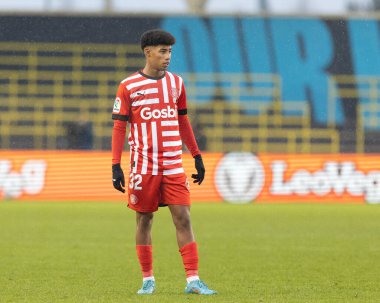 Orta sezon dostluk maçı sırasında Girona 'dan Oscar Urena # 32 Etihad Kampüsü' nde Manchester City - Girona maçı, 17 Aralık 2022