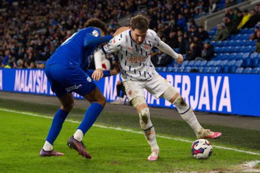 Blackpool 'dan James Husband # 3, Cardiff City' nin 17 Aralık 2022 'de Cardiff City Stadyumu' nda oynanan Cardiff City - Blackpool maçında Cardiff City 'den Kion Etete # 9' u durdurdu.