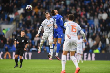 Cardiff City 'den Hion Etete # 9 ve Blackpool' dan James Husband # 3, Cardiff City Stadyumu, Cardiff, Birleşik Krallık 'ta 17 Aralık 2022' de oynanan Cardiff City - Blackpool maçında, Sky Bet Şampiyonası 'nda yüksek top mücadelesi veriyor.